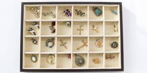 lot 141 image: Costume Jewelry Pendant Lot