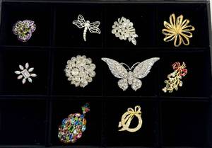 lot 220 image: Costume Jewelry Pins & Pendant Vintage & Modern