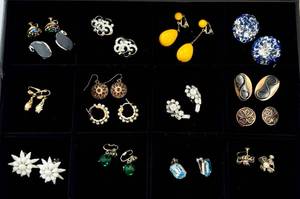 lot 221 image: Costume Jewelry Lot Earrings Screwback Clip On Pierced Vintage & Modern
