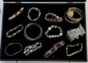 lot 231 image: Costume Jewelry Bracelet Lot Bangle Expansion Link