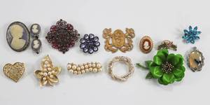 lot 273 image: Costume Jewelry Pin & Earring Lot