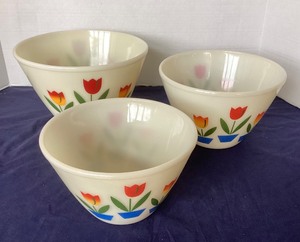 lot 2 image: Nesting Set of 3 Fire King Tulip Bowls
