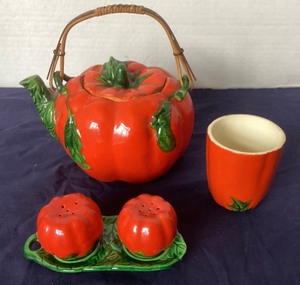 lot 4 image: Group of Vintage Maruhon Ware (Japan)