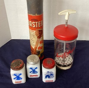 lot 9 image: Vintage Kitchen Group #1