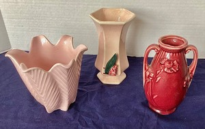lot 22 image: Group of 3 Pottery Vases