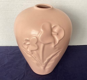 lot 27 image: Haeger Dusty Rose Lily Vase