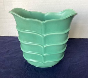 lot 39 image: Stangl Jade Green Vase