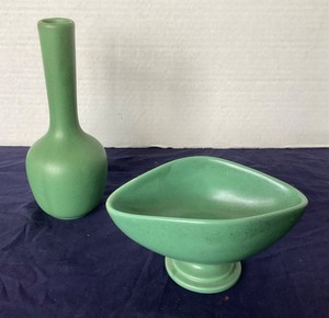 lot 43 image: Pair of Green Pots #2