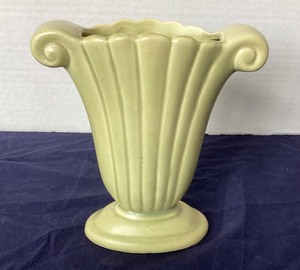 lot 46 image: Red Wing Pottery Fan Vase