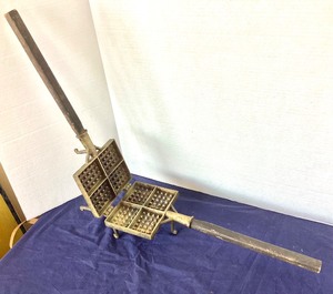 lot 61 image: Antique Footed Brass Hearth Waffle Iron