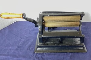 lot 68 image: Antique Cast Iron & Brass Crimper  Fluting Machine