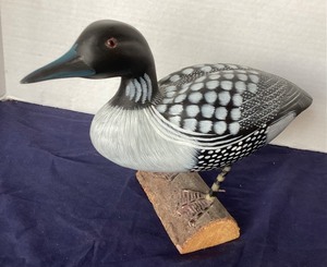 lot 141 image: Carved Loon