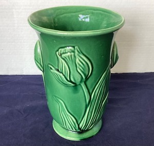 lot 163 image: McCoy Tulip Motif Vase