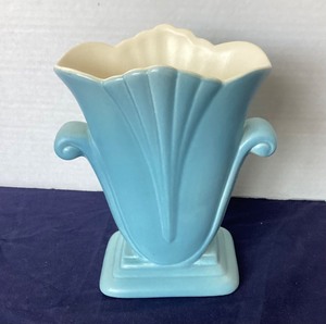 lot 171 image: Red Wing Blue  White Vase