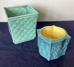 lot 176 image: Pair of Red Wing Planters