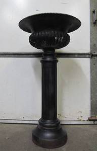 lot 9 image: Heavy Iron Pedestal Garden Urn
