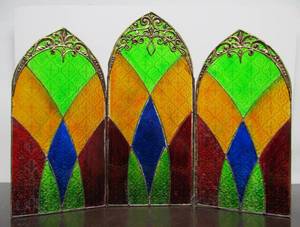 lot 23 image: Lovely Vintage Stained Glass Tri-Fold Window Screen