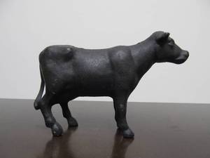 lot 26 image: Original Antique Cast Iron Cow Statue