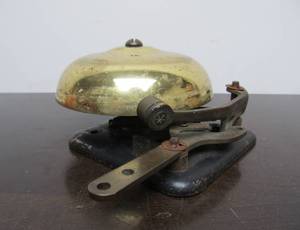 lot 31 image: Smaller Old Vintage Iron & Brass Boxing Ring Style Bell