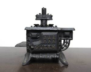 lot 32 image: Vintage Cast Iron QUEEN Doll Stove