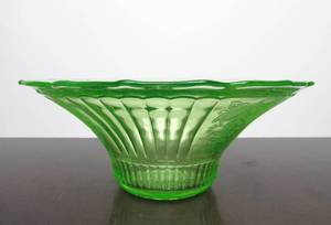 lot 39 image: Larger Green Vaseline Glass Centerpiece Bowl