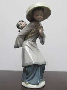 lot 41 image: Vintage LLADRO Porcelain Mother wBaby Figurine 