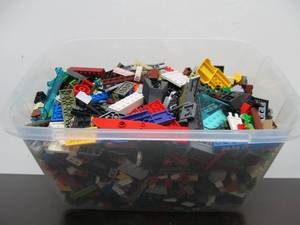 lot 48 image: Estate Lot of Assorted LEGO Pieces - 5lbs