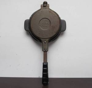 lot 53 image: Vintage Cast Iron Norway JOTUL Waffle or Krumkake Maker