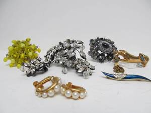 lot 220 image: Wonderful Group of Vintage 1940s-50s era Signed Costume Jewelry Brooches & Earrings