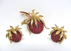 lot 221 image: Fantastic Signed CROWN TRIFARI Raspberry Rhinestone Brooch & Earrings Set by Alfred Philippe