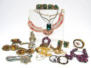 lot 230 image: Fantastic Lot of Quality Vintage Costume Jewelry Pieces - 1940s era Through 1970s