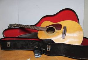 lot 238 image: Nice Vintage YAMAHA Model FG-110 Acoustic Guitar wCase