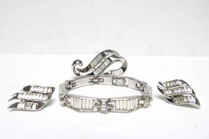 lot 138 image: Wonderful Matching Set of Vintage Signed CROWN TRIFARI Jewelry