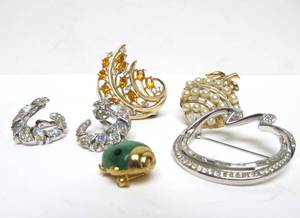 lot 139 image: Fantastic Group of Vintage Signed CROWN TRIFARI Jewelry