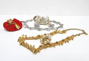 lot 140 image: Great Lot of Vintage Signed Costume Jewelry - Coro Trifari etc