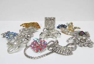 lot 141 image: Beautiful Group of Quality Vintage Costume Jewelry
