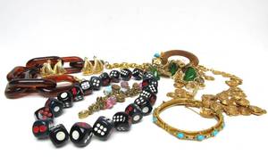 lot 142 image: Excellent Lot of Large Vintage 1970s era Statement Jewelry Pieces