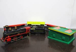 lot 163 image: Nice Vintage MARX Tin Toy Battery-Op Train Set GGVRR 
