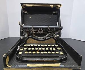 lot 410 image: Very Cool Small Size Old Vintage Smith Corona Portable Typewriter - Corona Special