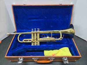 lot 415 image: Nice Condition LARK Professional Model M4015-1 Trumpet wCase