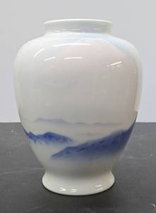 lot 420 image: Beautiful Larger Vintage Japanese Fukugawa Porcelain Vase wMountain Scene