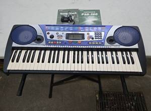 lot 424 image: Working YAMAHA PortaTone PSR-260 Electric Keyboard wStand