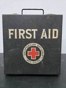 lot 324 image: FULL & COMPLETE Vintage 1930s era RED CROSS Steel First Aid Kit