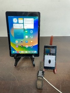 lot 319 image: Working Apple iPad, iPhone & Apple Watch