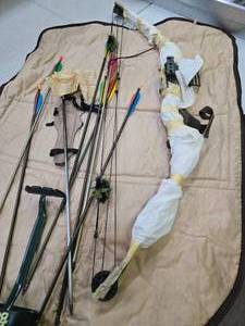 lot 383 image: Compound Hunting  Archery Bow wArrows & Case