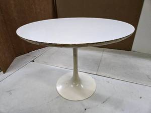 lot 386 image: Vintage 1960s-70s era Knoll Saarinen Style Round Tulip Table (AS IS)