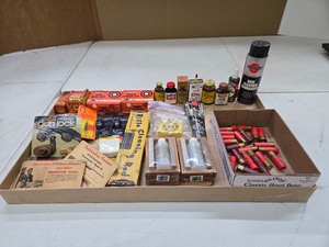 lot 146 image: Nice Estate Lot of Vintage Hunting & Gun Items