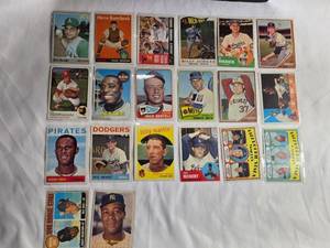 lot 32 image: Lot 20 Vintage 1960s Baseball MLB Cards