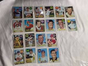 lot 33 image: Lot of 20 Vintage Baseball Cards 1969