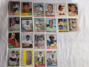 lot 47 image: Lot of 20 - 1960s Vintage Topps Baseball Trading Cards